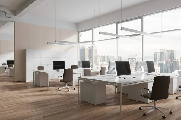 白色的协同工作的内部与Pc显示器在共享的桌子和扶手椅在一排 侧视硬木地板 分割和储物柜 吉隆坡摩天大楼的全景窗口 3D渲染 — 图库照片