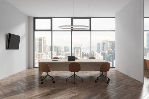 Weiße Büroräume Mit Sesseln Und Besprechungstisch Parkettboden Konferenzraum Mit Laptop — Stockfoto
