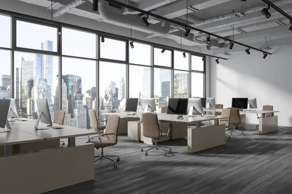 사무실 의자와 비즈니스 로프트 인테리어 바닥에 컴퓨터와 사이드 데스크 빌딩의 — 스톡 사진