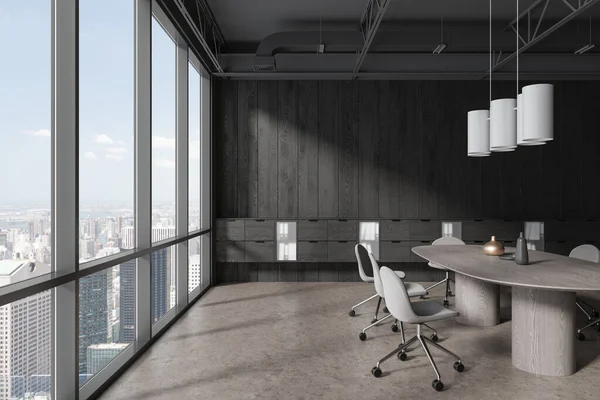 테이블과 콘크리트 바닥과 어두운 사무실 인테리어 현대적인 가구와 빌딩의 파노라마 — 스톡 사진