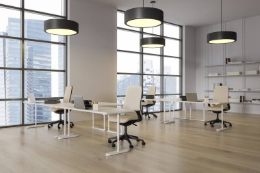 Beyaz iç mekan, masa ve sandalyelerle yan yana, ahşap zemin. Dizüstü bilgisayarlı ve raflı çalışma ya da çalışma alanı. Singapur gökdelenlerinin panoramik penceresi. 3B görüntüleme