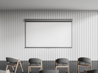 Beyaz modern sınıf içi, içinde gri koltuklar olan, duvardaki projeksiyon ekranını taklit edin. Minimalist tasarımla eğitim ya da konferans alanının ön görüntüsü. 3B görüntüleme