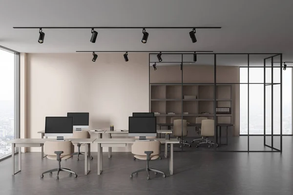 ベージュの壁 コンクリートの床 ベージュの椅子が付いているコンピュータ テーブルの列および背景のガラス壁の会議室が付いている現代オープンスペース オフィスの内部 3Dレンダリング — ストック写真