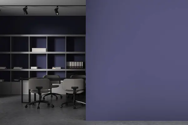 青い壁 コンクリートの床 灰色の椅子が付いている長い灰色の会議のテーブルのスタイリッシュな会議室の内部 フォルダが付いている本棚および右のコピーのスペース壁 3Dレンダリング — ストック写真