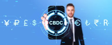 İş adamı CBDC hud hologramıyla akıllı telefon ekranı gösteriyor, farklı ülkeler dijital para birimi simgeleri sırada. Mobil bankacılık, elektronik para ve takas kavramı
