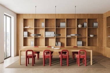 Konferans masası ve kırmızı sandalyeli ahşap ofis, dekorasyonu ve iş klasörleri olan minimalist raf. Kırsal kesimde panoramik pencere. 3B görüntüleme