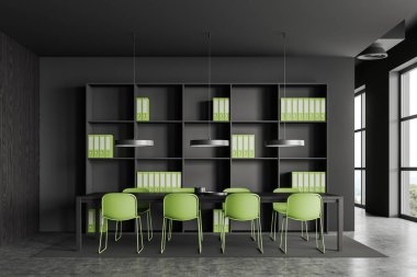 Gri ofis içi konferans panosu ve iş belgeleriyle dolu raflar. Halıda yeşil sandalyeler, gri beton zemin. Panoramik pencereli toplantı alanı. 3B görüntüleme