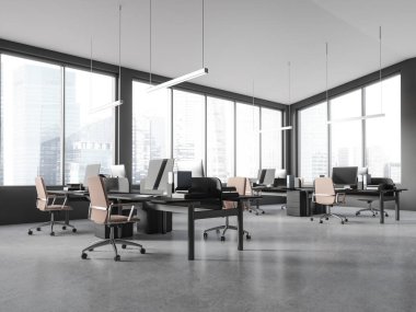 Sıraya dizilmiş koltuklar ve bilgisayar monitörleriyle birlikte koyu renk iç mekan, gri beton zemin. Modern ofis köşesi ve Singapur gökdelenlerinin panoramik penceresi. 3B görüntüleme