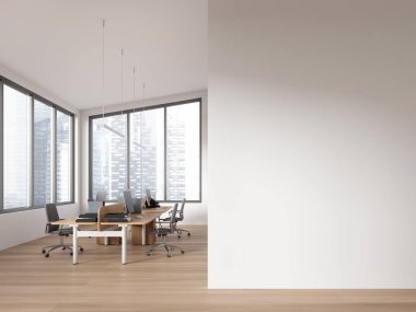 Beyaz ofisin içinde bilgisayar monitörleri, koltuklu çalışma alanı ve ahşap zemin üzerindeki masa. Singapur gökdelenlerinin panoramik penceresi. Model boş duvar bölmesi. 3B görüntüleme
