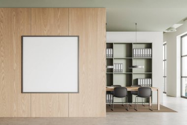 Toplantı masası, sıra sıra sandalyeler, klasörlü raflar. Panoramik pencere ve konferans odasının girişi ve bölme üzerine tuval kare posteri. 3B görüntüleme