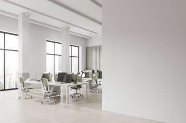 Gri ve beyaz duvarları olan modern açık uzay ofisinin köşesi, ahşap zemin, zeytin sandalyeli ve sütunlu bilgisayar masaları. Sağdaki duvarı süslesene. 3d oluşturma