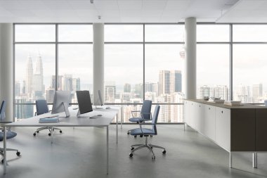 Sıraya dizilmiş masa ve bilgisayarlarla birlikte çalışan beyaz iç mekan. Mavi koltuklu rahat çalışma alanı, dekorasyonlu büfe ve Kuala Lumpur gökdelenlerinin panoramik penceresi. 3B görüntüleme