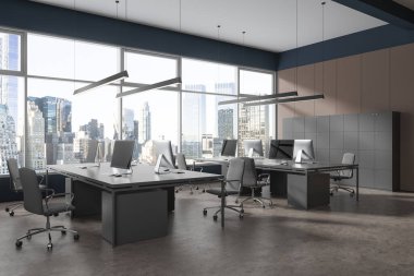 Masa ve dolaplarda bilgisayar monitörleri ile birlikte çalışan minimalist bir iç mekan. New York gökdelenlerinde mobilya ve panoramik pencereli ofis manzarası. 3B görüntüleme