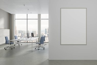 Ortak masa ve bilgisayar monitörleri olan şık bir çalışma odası. Kuala Lumpur 'da panoramik pencereli bir iş yeri. Bölümdeki tuval posterini taklit et. 3B görüntüleme