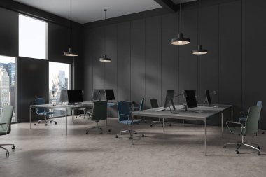 Gri duvarları, beton zemini, mavi ve yeşil sandalyeleri ve kareli pencereleri olan gri bilgisayar tablolarının olduğu şık bir açık uzay ofisinin köşesi. 3d oluşturma