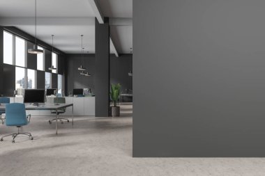 Gri duvarları, beton zemini, mavi ve yeşil sandalyeleri ve kareli pencereleri olan gri bilgisayar masaları olan şık açık uzay ofisinin içi. Sağdaki duvarı süslesene. 3d oluşturma