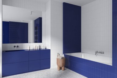 Modern banyonun köşesinde beyaz ve mavi fayanslı duvarlar, fayanslı döşemeler, rahat mavi bir küvet ve üzerinde büyük bir ayna asılı büyük bir lavabo. 3d oluşturma