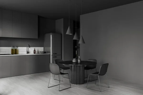 Interior Cozinha Casa Escura Com Mesa Jantar Cadeiras Piso Concreto — Fotografia de Stock