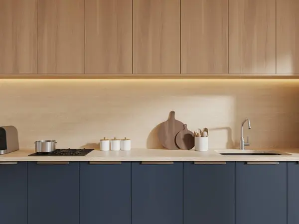 Interior Elegante Cocina Con Paredes Blancas Cómodos Armarios Azules Con —  Fotos de Stock