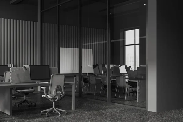 黑暗的办公室内部与合作和会议空间 侧视玻璃房间与会议桌和椅子 电脑和扶手椅排成一排 3D渲染 — 图库照片