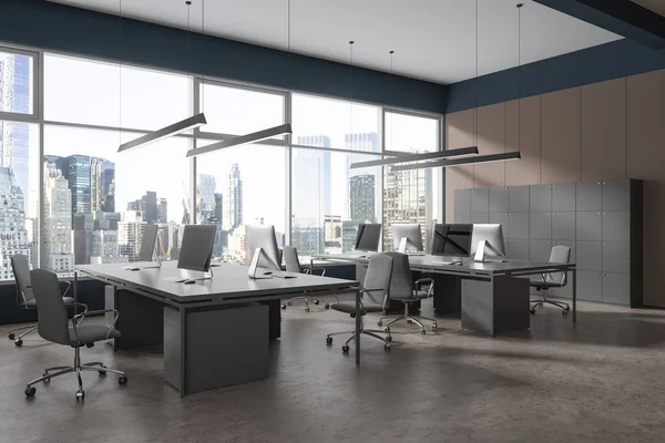 Minimalistisches Coworking Interieur Mit Monitoren Schreibtisch Und Schließfächern Blick Aus — Stockfoto