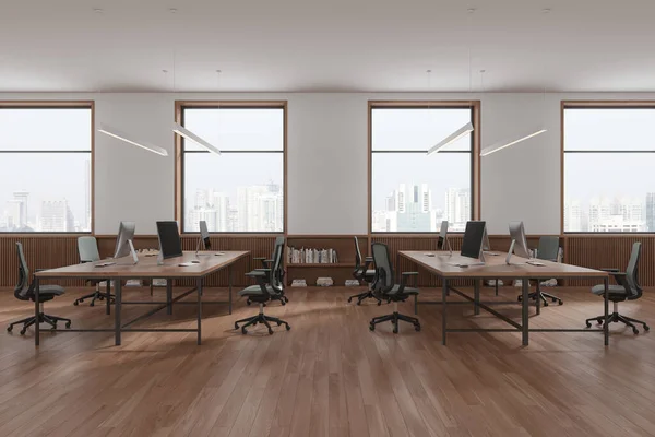 Weiße Und Hölzerne Coworking Räume Mit Sesseln Und Computern Auf — Stockfoto