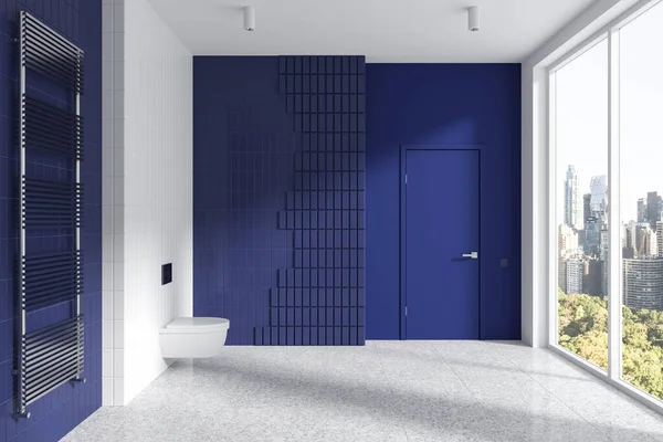파란색과 화장실 인테리어 화장실과 화강암 바닥에 빌딩의 파노라마 렌더링 — 스톡 사진