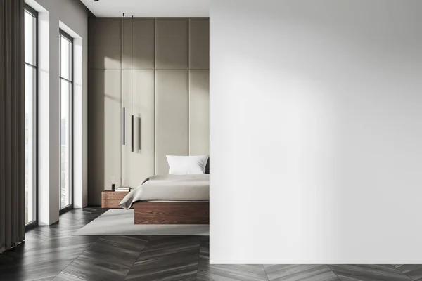 ベージュのホテルの寝室のインテリアは 装飾とベッドとナイトスタンド 灰色の堅木の床にカーペット パノラマウィンドウとモックアップのコピースペースウォールパーティション付きの寝室 3Dレンダリング — ストック写真