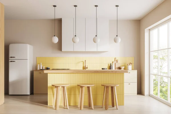 Beige Gelbe Hotelküche Mit Barinsel Und Hocker Essbereich Mit Kühlschrank — Stockfoto