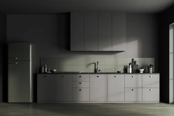 Minimalist Tasarımı Rafları Mutfak Gereçleri Olan Karanlık Bir Mutfak Modern — Stok fotoğraf