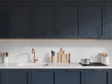 Beyaz duvarları olan şık mutfakların, ocağı ve lavabosu olan rahat mavi dolapların ve üzerlerinde de rahat mavi dolapların olduğu. 3d oluşturma