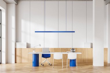 Beyaz çalışma masasında, ahşap zeminde dizüstü bilgisayarı olan beyaz bir CEO odası. Minimalist mobilyalar, ahşap büfe ve pencereli lüks danışmanlık alanları. 3B görüntüleme