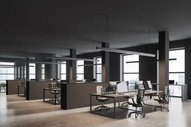 Gri duvarları, beton zemini, sütunları ve sıralı gri sandalyeli bilgisayar masaları olan şık bir açık uzay ofisinin köşesi. 3d oluşturma