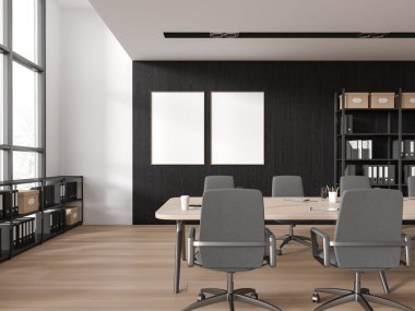 Beyaz ve koyu renkli ahşap duvarları, ahşap zemini, gri sandalyeli uzun konferans masası ve klasörlü kitaplığı olan şık ofis toplantı odası. İki dikey maket poster. 3d oluşturma