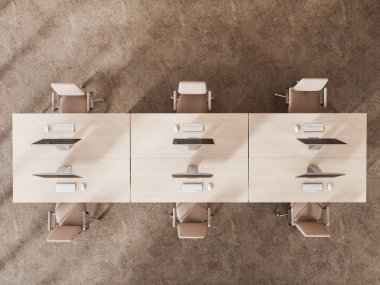 Beton zemin ve rahat kahverengi sandalyelerin yanında duran altı ahşap bilgisayar tablosuyla modern açık uzay ofisinin en üst görüntüsü. 3d oluşturma