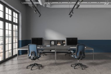 Gri ve mavi çalışma alanı. Ortak masada bilgisayar monitörleri, dekorasyonlu büfe. Kuala Lumpur 'da panoramik pencereli modern ofis işyeri. 3B görüntüleme