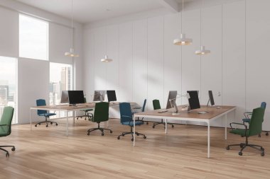 Beyaz duvarları, ahşap zemini, mavi ve yeşil sandalyeleri ve kareli pencereleri olan beyaz bilgisayar masalarının olduğu modern açık uzay ofisinin köşesi. 3d oluşturma