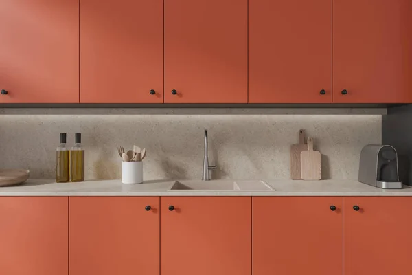 Interiér Moderní Kuchyně Bílými Stěnami Komfortní Oranžové Skříňky Vestavěným Umyvadlem — Stock fotografie