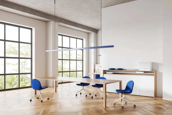 Białe Wnętrze Sali Konferencyjnej Drewnianym Stołem Niebieskimi Krzesłami Szafka Widokiem — Zdjęcie stockowe