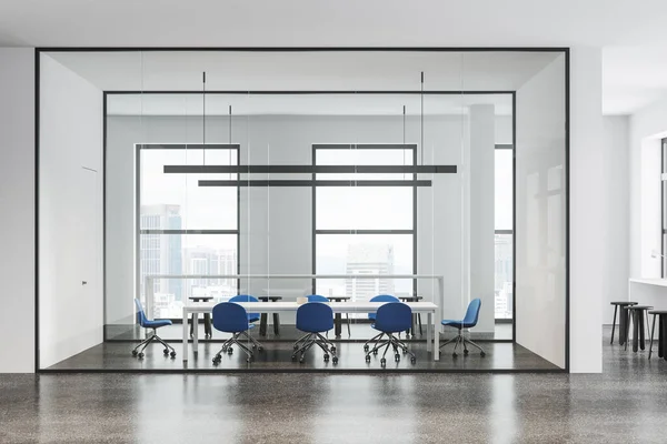 Stijlvol Zakelijk Interieur Met Blauwe Stoelen Vergaderplank Glazen Deuren Lichte — Stockfoto