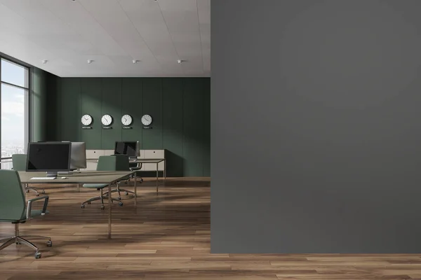 テーブルのアームチェアとPcコンピュータ ハードウッドフロアのダークグリーンコワーキングインテリア シドボード 世界時計 ニューヨークのパノラマウィンドウ モックアップ スペース壁のパーティションをコピーします 3Dレンダリング — ストック写真