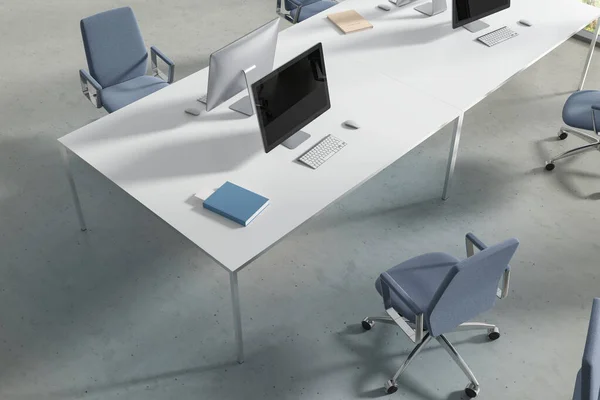 책상에 컴퓨터 콘크리트 바닥에 파란색 의자와 인테리어의 팀워크를위한 미니멀 가구와 — 스톡 사진
