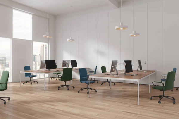 带有白色墙壁 木制地板 一排排蓝绿色椅子和格子窗的白色电脑桌的现代开放空间办公室角落 3D渲染 — 图库照片