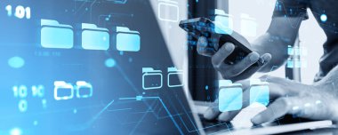 Ofisteki DMS arayüzünü kullanarak telefon ve dizüstü bilgisayarı olan iş adamlarının elleri. Şirket dosyaları yönetimi, arşivleme ve arama için yazılım. İş bilgisi işleme