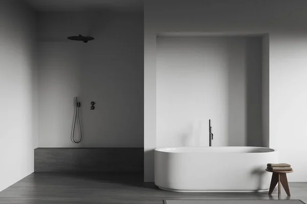 Interior Banheiro Moderno Com Paredes Brancas Piso Concreto Banheira Confortável — Fotografia de Stock