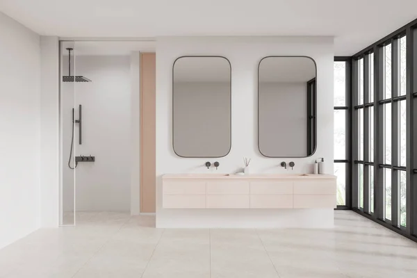 现代浴室的内部有白色的墙壁 铺了瓷砖的地板 走在淋浴和舒适的米黄色双水池中 有两个垂直的镜子靠近大窗户 3D渲染 — 图库照片