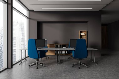 Bilgisayarları ve koltukları olan karanlık çalışma alanı masası, gri beton zeminde dekorasyonu olan ahşap raf. Singapur gökdelenlerinde panoramik pencereli bir ofis. 3B görüntüleme