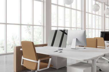 Beyaz duvarları, beton zemini, siyah ekranlı bilgisayar monitörü bej sandalyeli ve panoramik pencereli beyaz tahta masanın üzerinde duruyor. 3d oluşturma