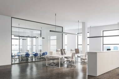 Çalışma alanı ve cam konferans odası olan şık bir iş yeri, masa ve çekmece bölümlerinde yan görüş monitörleri. Gökdelenlerin panoramik penceresi. 3B görüntüleme