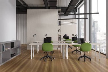 İçinde yeşil sandalyeler, masa ve ahşap döşeme olan modern iş yerleri. Ofis eğitimi ya da kütüphane odası dizüstü bilgisayarı ve dekorasyonlu raf. Gökdelenlerin panoramik penceresi. 3B görüntüleme